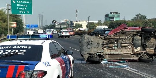 Ngebut, Mazda 2 merah seruduk truk ganti ban di Tol Tangerang-Merak