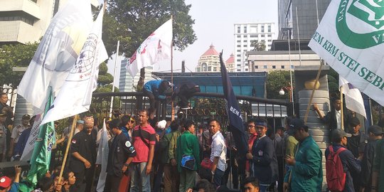 Prihatin Rupiah anjlok, mahasiswa geruduk kantor Sri Mulyani