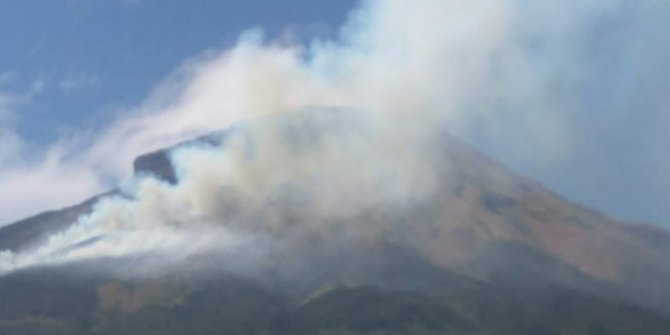 BPBD Jateng pakai pawang hujan padamkan kebakaran di Gunung Sindoro dan Sumbing