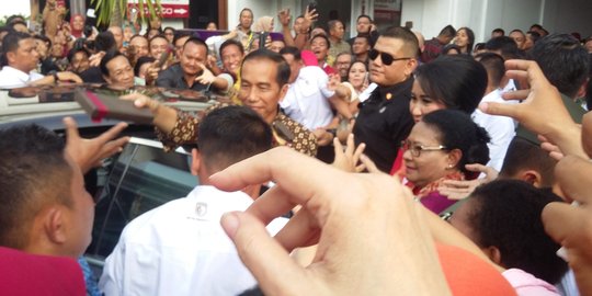 Bagi-bagi kain batik, Jokowi dikerubungi ibu-ibu di Kongres Wanita Indonesia