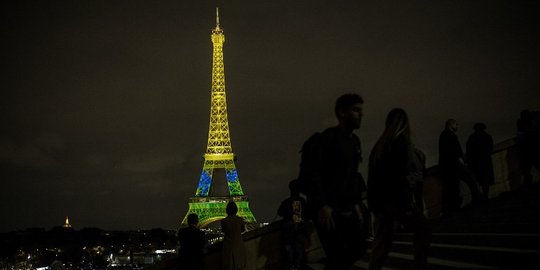 Indahnya Menara Eiffel yang bermandikan cahaya warna-warni