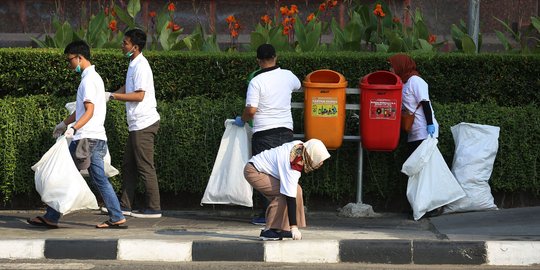 Aksi relawan bersihkan sampah Jakarta selama World Clean Up Day