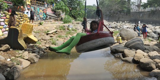 Ciliwung surut, kolong jembatan Sempur jadi objek wisata dadakan