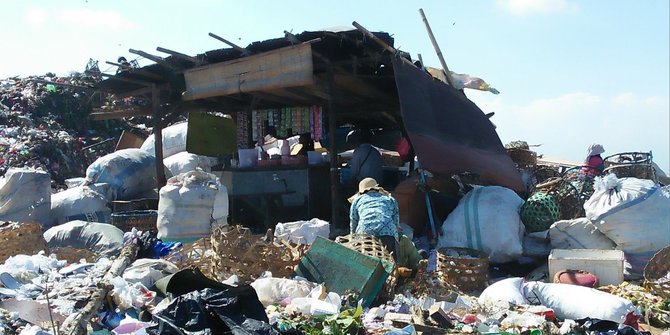 Cerita warung Ibu Nengah, langganan pemulung di tengah TPA Suwung Denpasar