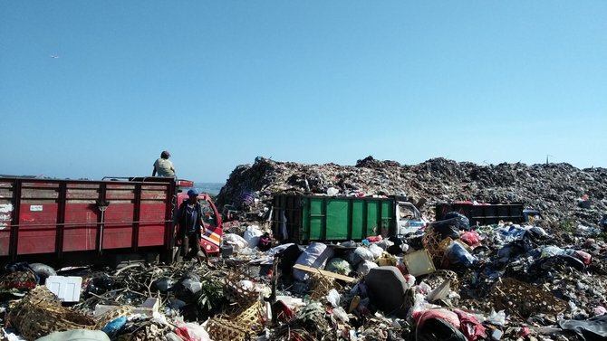 Cerita warung Ibu Nengah, langganan pemulung di tengah TPA 