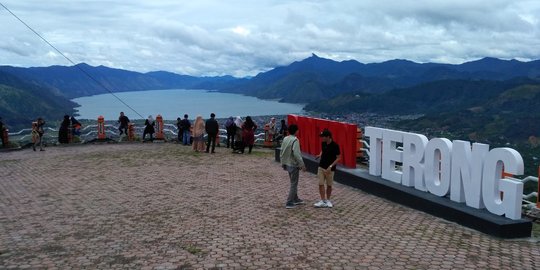 Menikmati keindahan Danau Lot Tawar dari Puncak Pantan Terong di Takengon