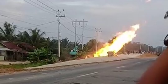 Pipa gas Chevron di Bengkalis bocor di pinggir jalan, semburkan api 3 meter