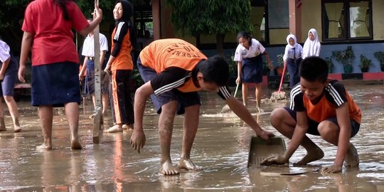 Bersihkan sisa banjir, sekolah di Medan tunda belajar-mengajar
