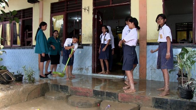 siswa di medan bersihkan sekolah yang kebanjiran