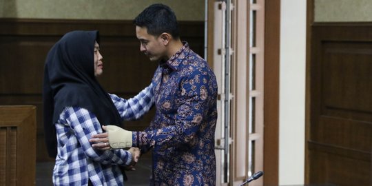 Zumi Zola dipeluk saksi dan kerabat usai jalani sidang lanjutan