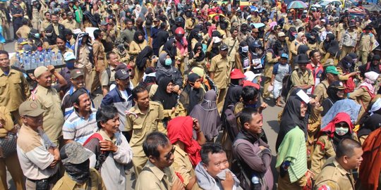 Honorer di Karawang kepung Pemda tolak aturan pembatasan usia CPNS