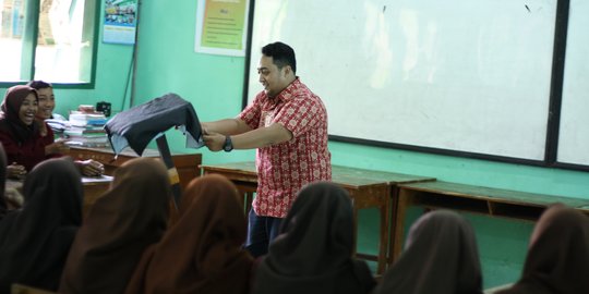 Biar siswa tak bosan, Guru Farmasi di Banjarnegara mengajar sambil main sulap