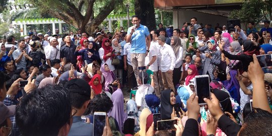 Sandi diserbu emak-emak di Palembang: Pak Sandi ganteng, foto dulu dong!