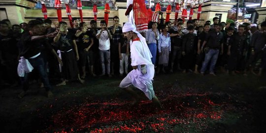 Ritual ekstrem muslim Syiah Myanmar berjalan di atas bara api