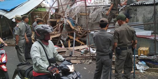 Satpol PP bongkar puluhan lapak ilegal di Pasar Depok Jaya