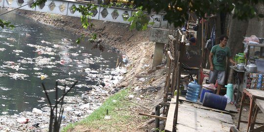 Tidak dibersihkan, anak Kali Krukut dipenuhi sampah