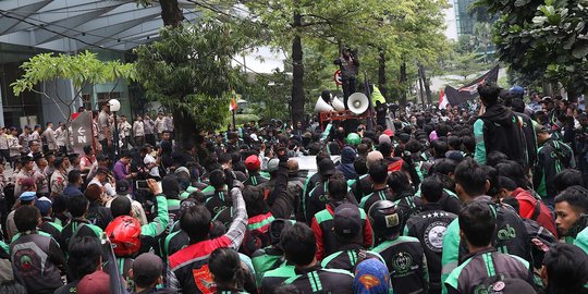 Aksi ribuan driver geruduk kantor Grab Indonesia