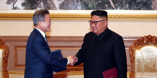 Semringah Kim Jong-un dan Moon Jae-in sepakati era tanpa perang