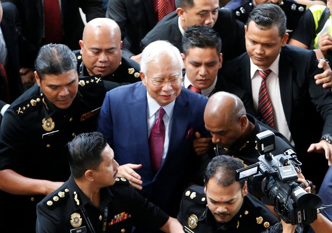 najib razak jalani sidang dakwaan