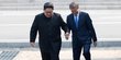 Tutup kunjungan ke Korut, Presiden Korsel & Kim Jong-un naik gunung bareng