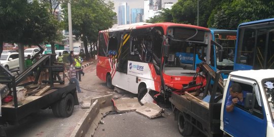 Sopir kehilangan kendali, bus mini Transjakarta terguling