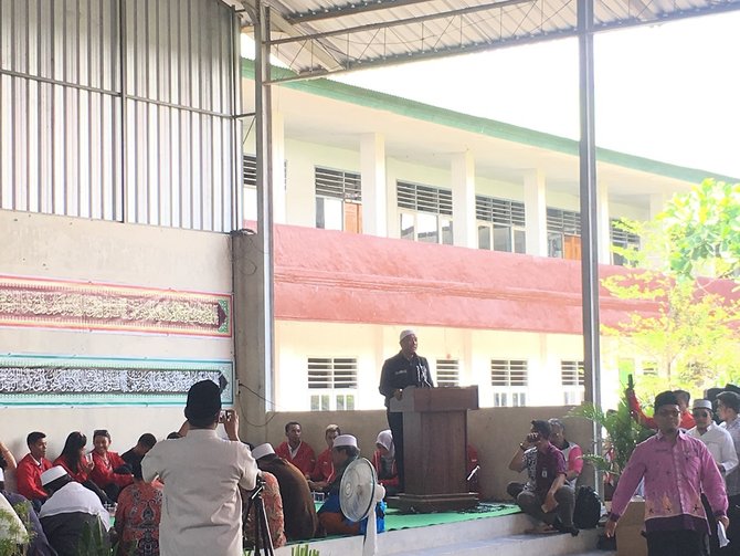 menpora imam nahrawi saat berkunjung di pondok pesantren al ishlahuddiny kediri lombok barat