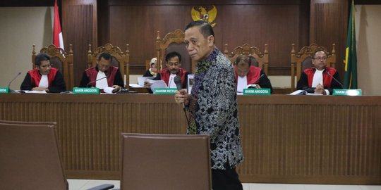 Ekspresi mantan anggota DPR Amin Santono jalani sidang perdana