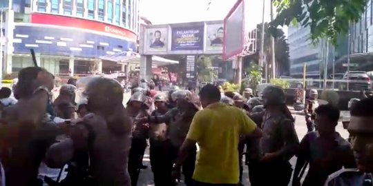 Demonstran pro dan kontra Jokowi di Medan bentrok, sejumlah mahasiswa diamankan