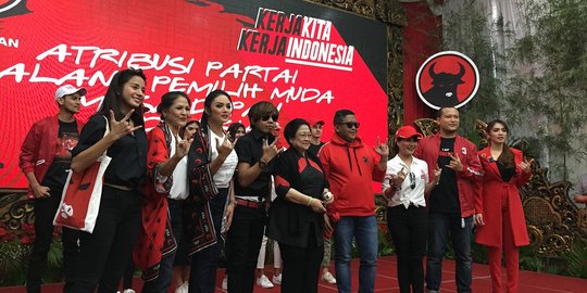 Saat Sekjen PDIP dan caleg artis peragaan busana atribut milenial