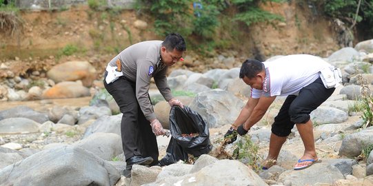 Aksi Polantas berseragam melakukan aksi bersih sungai