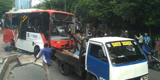 Transjakarta terguling di Gatot Subroto, penumpang luka-luka