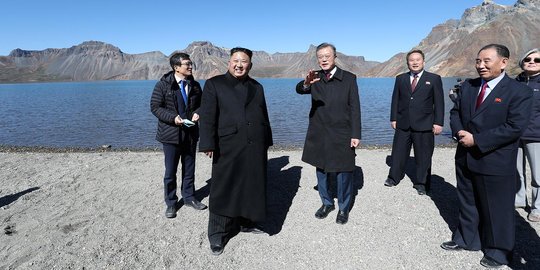Keakraban Kim Jong-un saat ajak Presiden Korsel Moon Jae-in mendaki Gunung Paektu