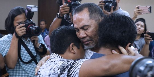 Divonis 6 tahun penjara, Bupati Hulu Sungai Tengah dipeluk kerabat