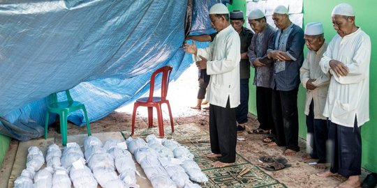 Melihat prosesi pemindahan 525 makam untuk Tol Desari