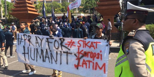 Kecam korupsi massal di Jatim, mahasiswa kepung gedung DPRD