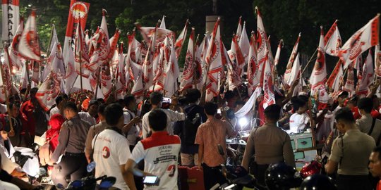 Gelombang pendukung Jokowi-Maruf Amin saat padati Tugu Proklamasi