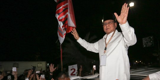 Dari jendela atas mobil, Prabowo salam 2 jari kepada para pendukungnya