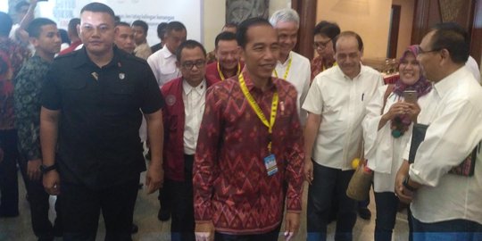 Kenakan batik, Presiden Jokowi hadiri reuni alumni UGM