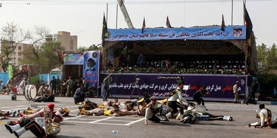 Sekelompok pria bersenjata serang parade militer Iran, 11 tentara tewas