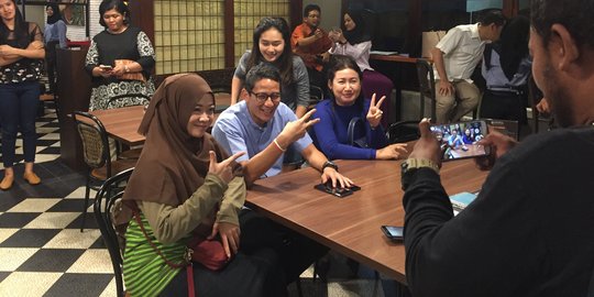 Datangi Warung Upnormal, Sandiaga diserbu emak-emak minta foto bareng