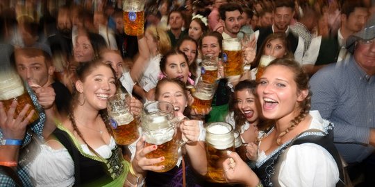 Gadis-gadis cantik hiasi pembukaan Oktoberfest ke-185