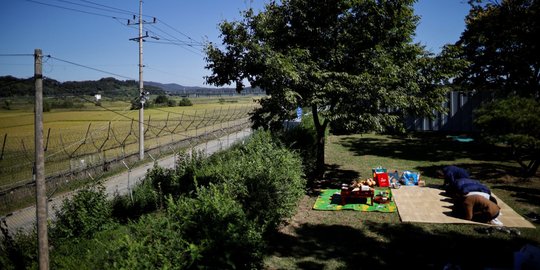 Peringatan Chuseok, warga Korut sujud di depan zona perbatasan Korsel