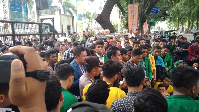 mahasiswa protes aksi brutal polisi terhadap pendemo pengkritik jokowi