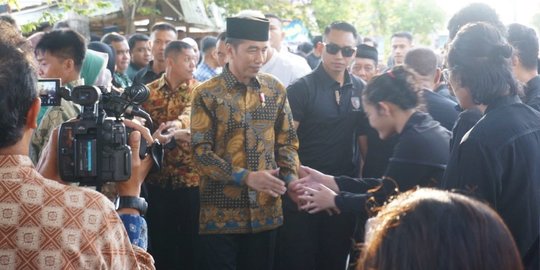 Berbatik cokelat lengan panjang & peci hitam, Jokowi melayat adik iparnya di Solo