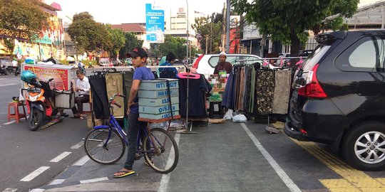 Potret trotoar Jatinegara yang dikuasai PKL dan parkir liar