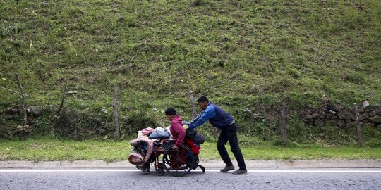 Perjuangan pria Venezuela tempuh 600 km demi pengobatan ayahnya