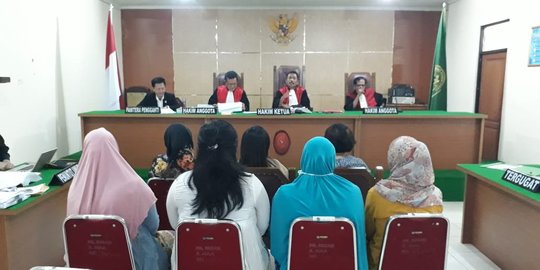 Emak-emak korban arisan online Mama Yona ngamuk di PN Bekasi