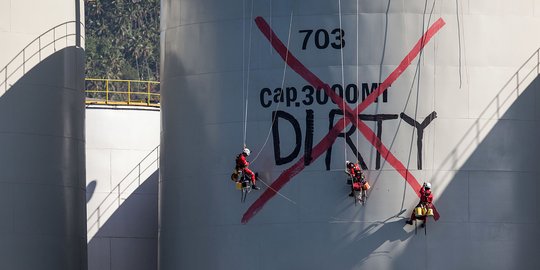 Aksi aktivis Greenpeace duduki kilang minyak sawit di Bitung