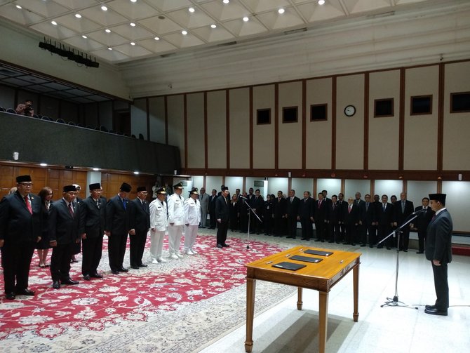 anies lantik pejabat eselon ii dan iii pemprov dki jakarta