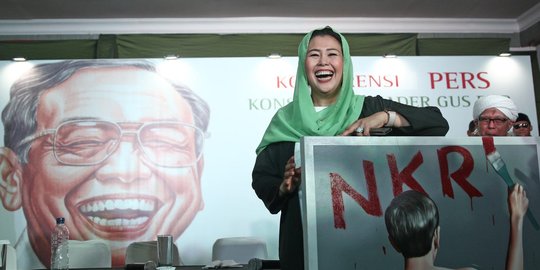 Usai deklarasi dukungan, Yenny Wahid pamer lukisan bergambar Jokowi